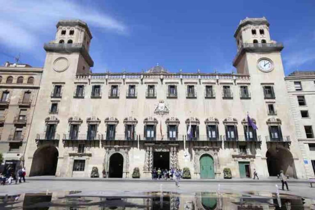 Charming & Spacious Apartment In Historic Centre & Short Walk To Beach 알리칸테 외부 사진